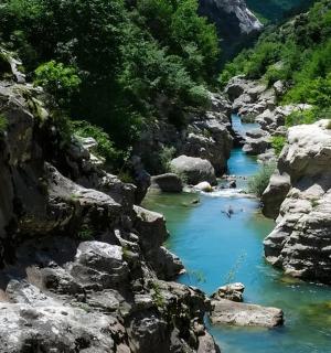 岩石峡谷中的河流景观