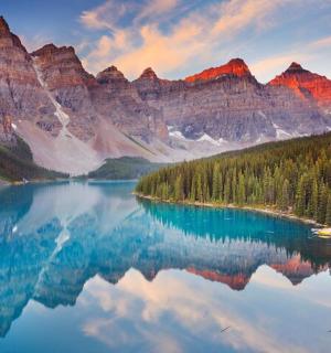 山脉中间的湖泊