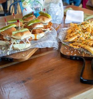 dva sendviče a hranolky na dřevěném stole