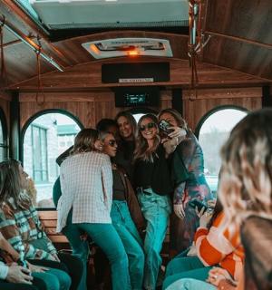 skupina lidí jedoucích v autobuse