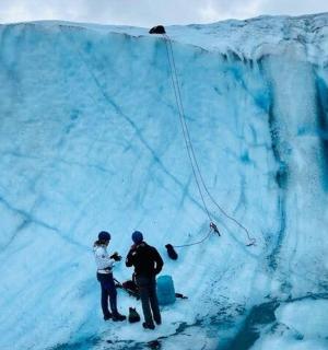 两个人站在冰山顶上