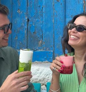 一男一女手里拿着饮料