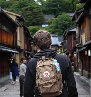 一名背着背包走在街上的男人