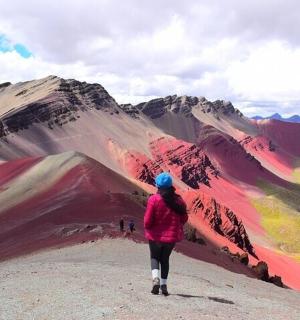 osoba stojící na vrcholu hory