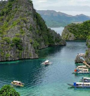 eine Gruppe von Booten in einem Fluss mit Klippen