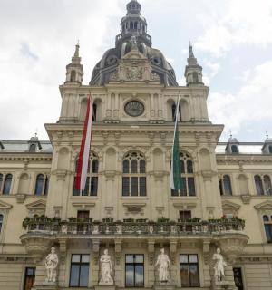 一座顶部有钟楼的大楼