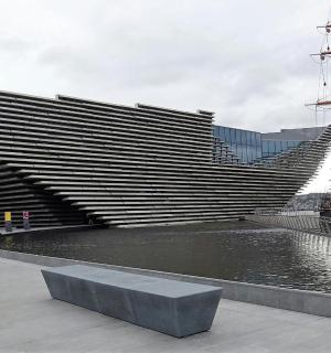 一组位于水体旁边的大型码头建筑