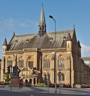 一座顶部有尖塔的大楼