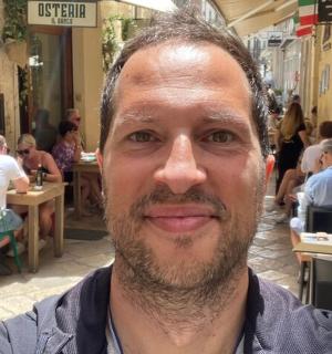 un uomo sorride per una foto in un ristorante