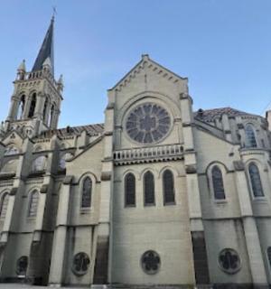 一座正面有钟的大教堂