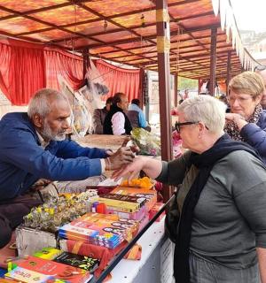 muž a žena kupují jídlo na trhu
