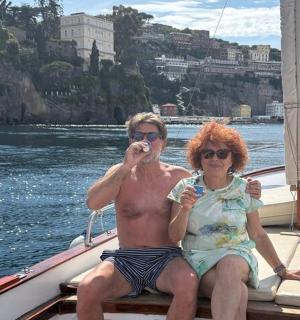 一男一女坐在船上