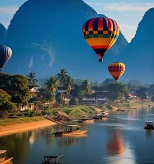 一群热气球飞过河流