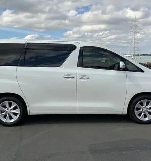 一辆白色货车停在水边