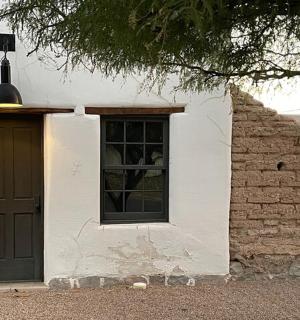 一栋有门和窗的白色小楼