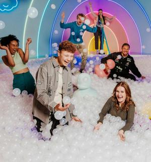 一群人在泡泡屋里玩球