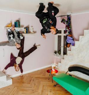 一群人挂在房间的墙上