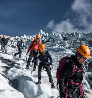一群人在雪地里徒步登山