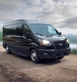 černá dodávka jedoucí po nezpevněné cestě