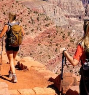 两名女子在大峡谷的小径上行走