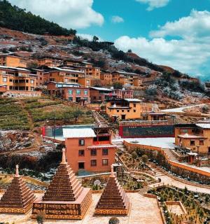 山上的村庄,有房屋和建筑物