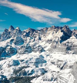 蓝天白云下的大雪山