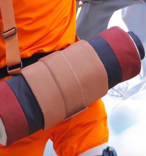 一名手臂上打着石膏的男子