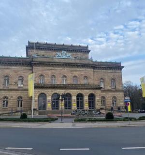 velká cihlová budova s hodinami na střeše