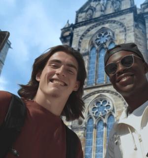 muž a žena se fotí před budovou