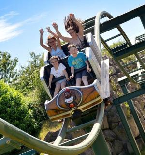 一群人坐过山车