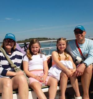 skupina lidí sedících na lodi