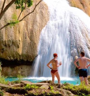 三个人站在瀑布前