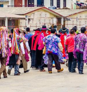 一群人在街上行走