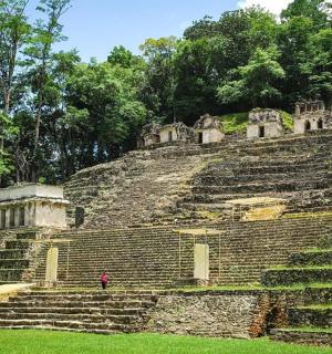 两个人站在一座古金字塔的废墟前