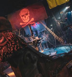 pirátská loď na jevišti s lebkou