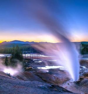 pohled na gejzír se zapadajícím sluncem
