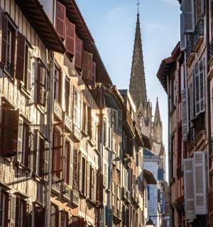 un carrer de la ciutat amb edificis i una església al fons