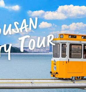 橙色的城市观光电车在轨道上行驶,上面写着“巴西城市之旅”