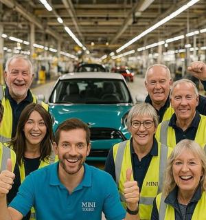 一群人站在一辆车前面