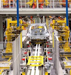 工厂里的一群机器人