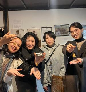 一群人摆姿势拍照