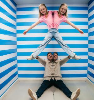 一个男人和一个小女孩在房间里跳跃