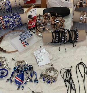 一张桌子上摆满了耳环和其他物品