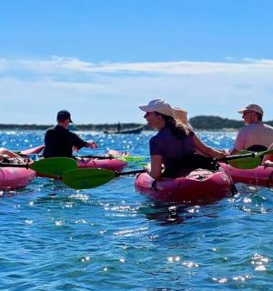 一群人划着皮划艇在水中