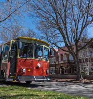 červený a žlutý autobus jedoucí po ulici