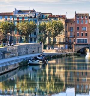 河中的一艘船,河上有建筑物和一座桥