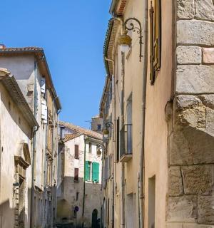 一条老城区的小巷，周围都是建筑