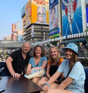 一群人坐在城市里的一张桌子旁