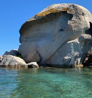 水中带有红色锥体的岩层