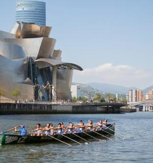 一群人在水中的船里